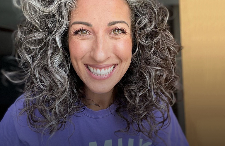 Тренд на седые волосы: женщины за 30 выступают за естественную красоту