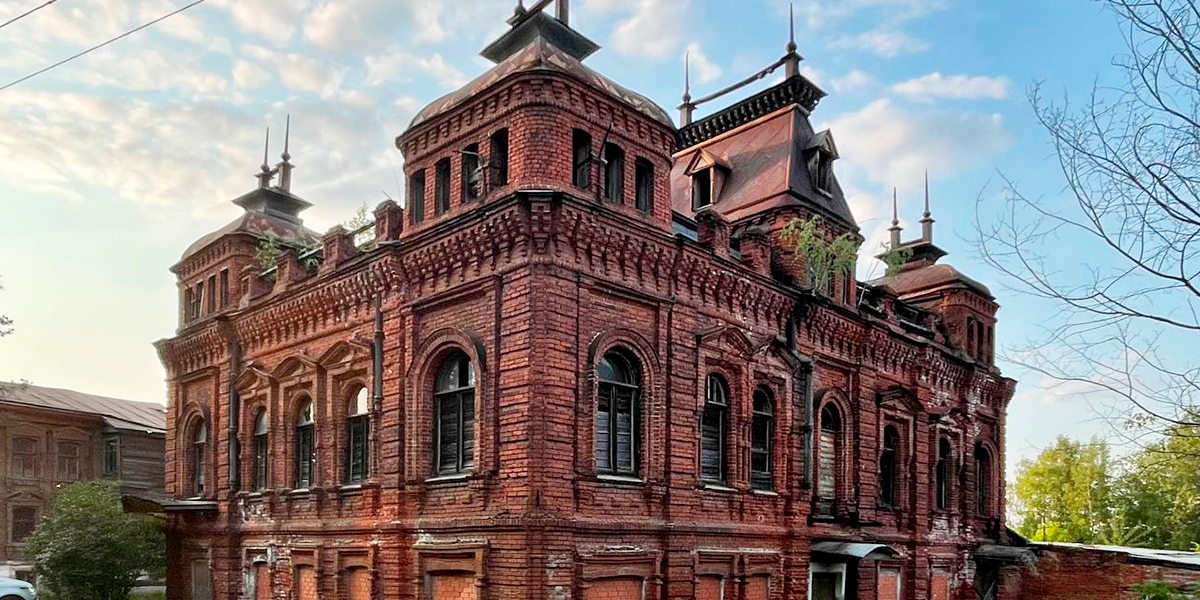 Вместо руин общественное пространство. Столичный филантроп восстанавливает шесть зданий в поселке Мстёра