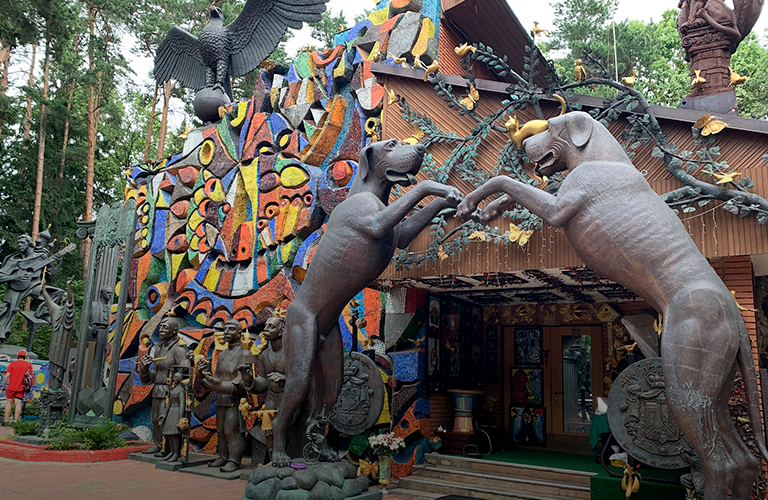 Хаос и фантазии в Переделкине — компания владимирских филологов побывала на даче у Церетели и Чуковского