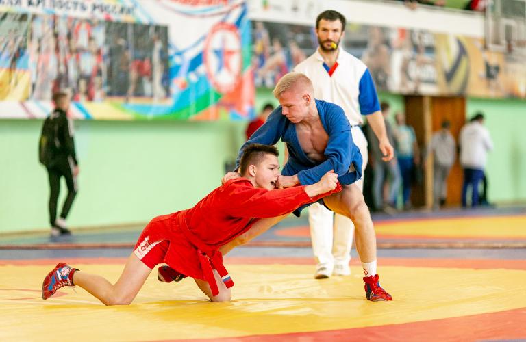 Зрелищный спорт-микс! Суровые лица, боевые переплетенья и акробатические номера