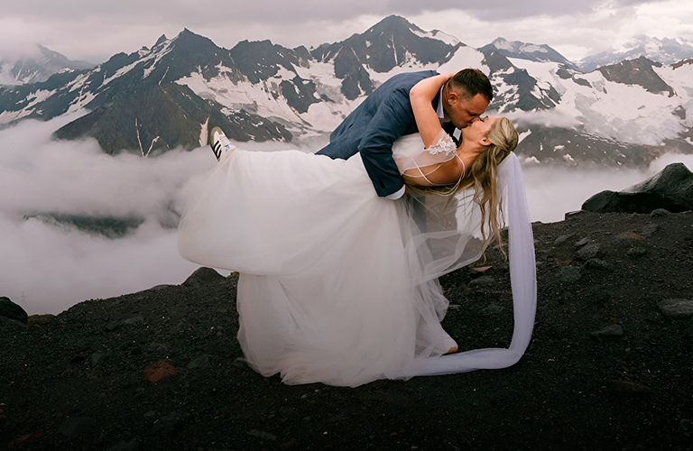 Расписались на Эльбрусе! Свадьба молодоженов из Коврова может попасть в Книгу рекордов России