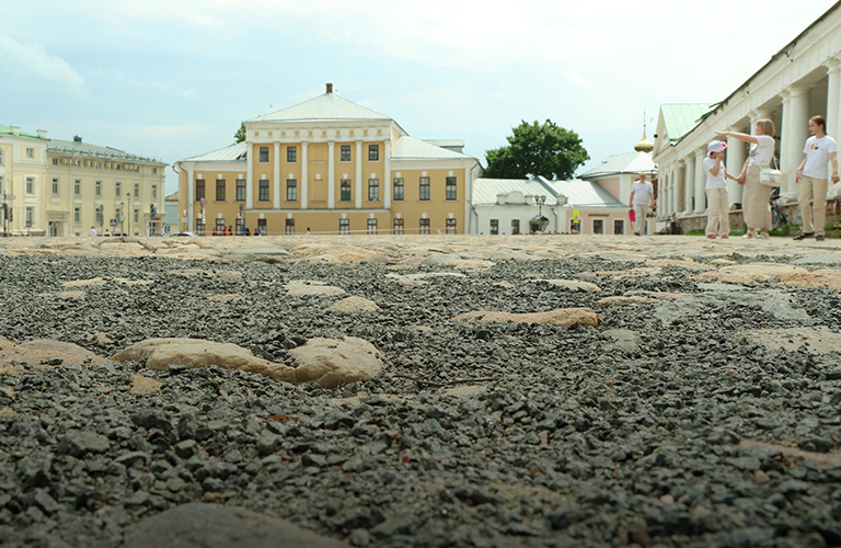 Торговую площадь Суздаля «испачкали» гранитной крошкой, а сам город украсили тысячами цветов
