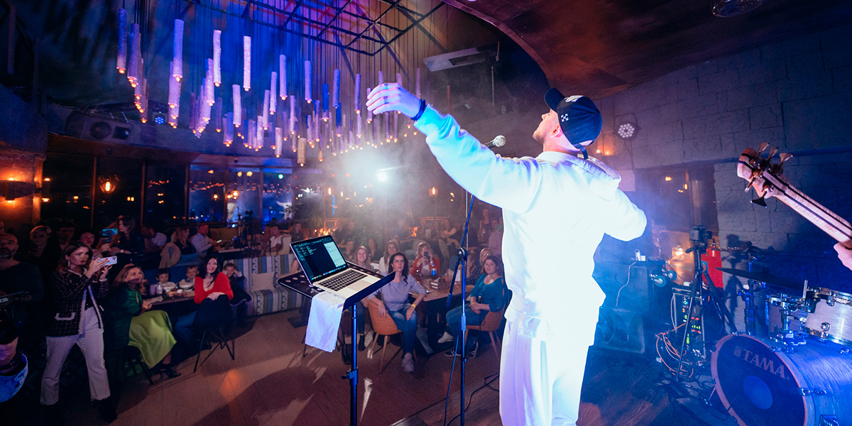 Накипело! Вместо дня рождения певец Дмитрий Захария устроил в «ЧаЧе» разнос