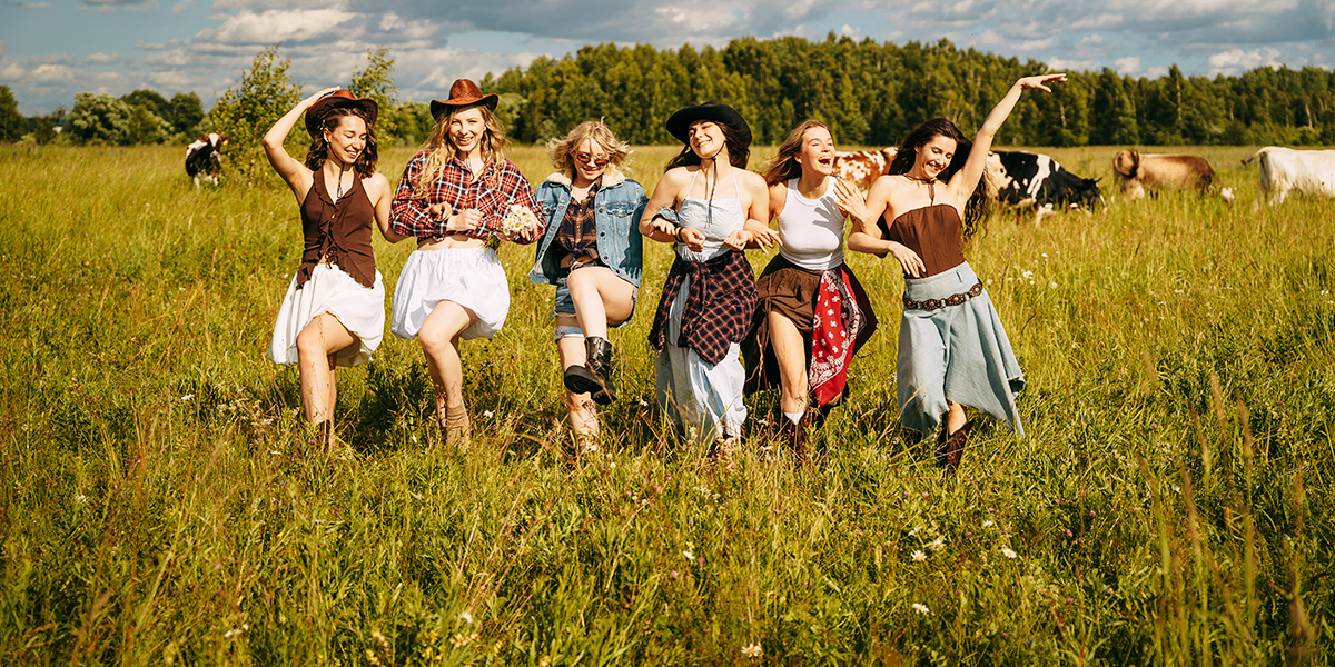 Farm Vogue с трактором и ковбойки на фоне коров: летние зарисовки, от которых веет гламуром и полевыми травами