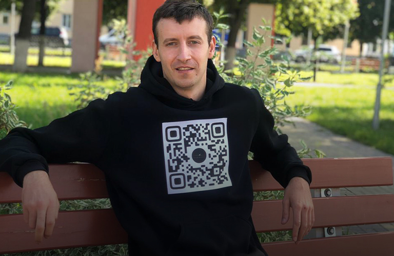 Пандемический look. Владимирец создает одежду с персональными QR-кодами