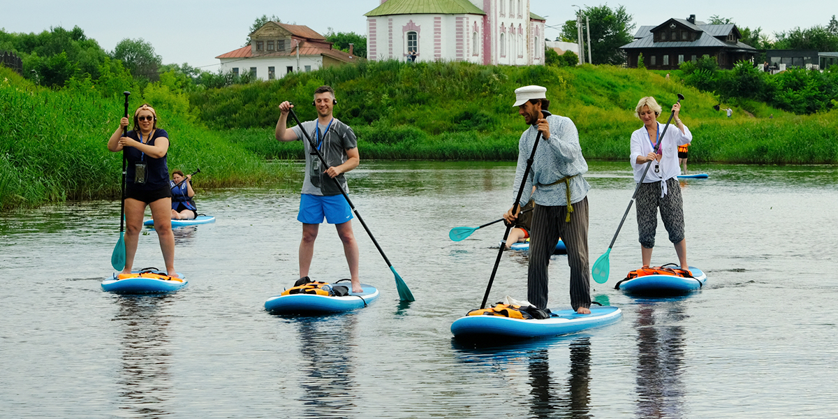 Лучший гид России встал на сапборд — в Суздале запустили новый формат экскурсий