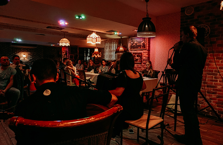 Без цензуры: поэты вернулись в город новыми строчками, перфомансами и подкастами