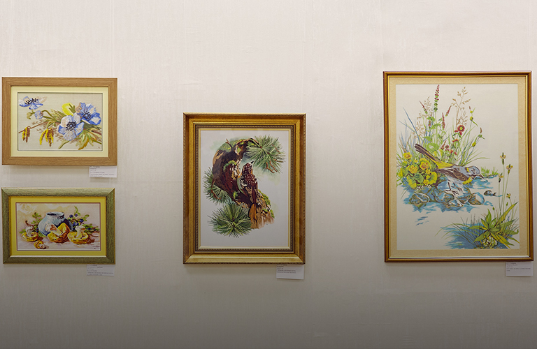 Тонкая шелковая нить и перья: выставка Клары Сухаревой номер 275