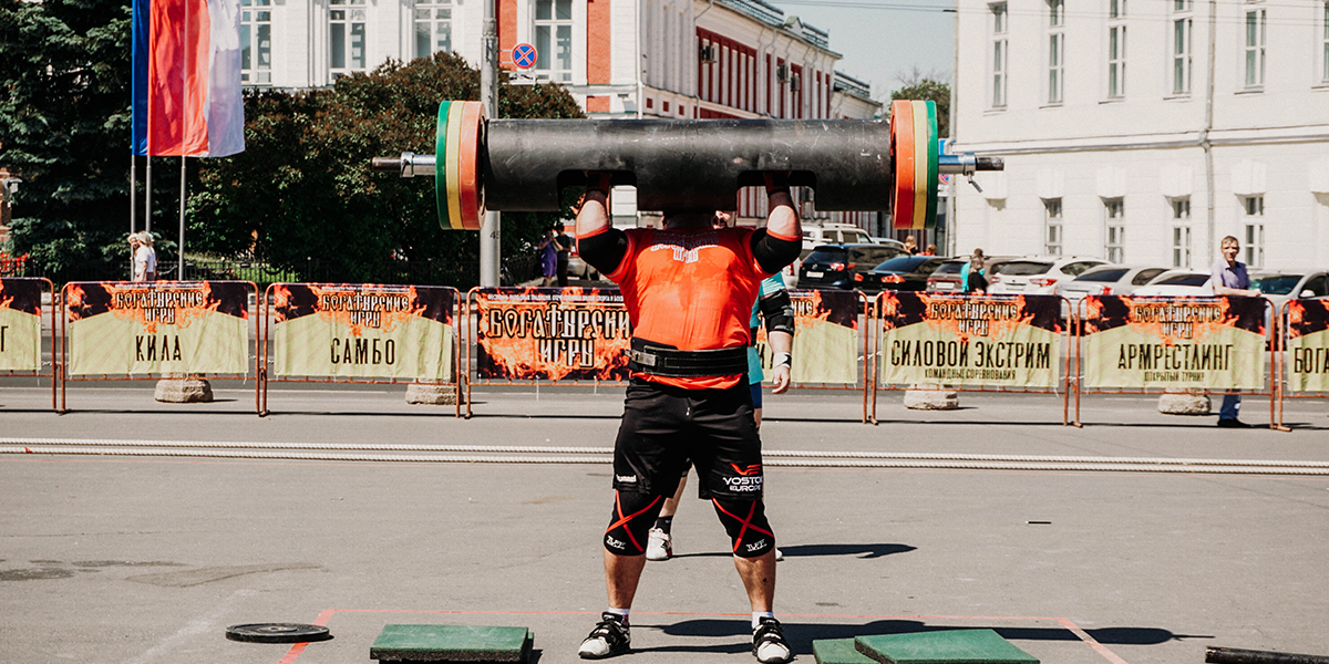 Перетягивание десятитонного трактора, 680 кг в становой тяге – новые рекорды наших силачей