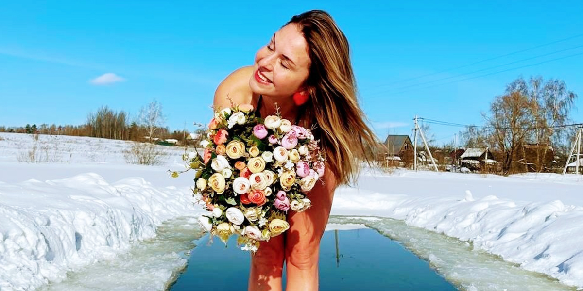 Цветы в проруби и окнах роддома. Оригинальные поздравления владимирских женщин с 8 марта