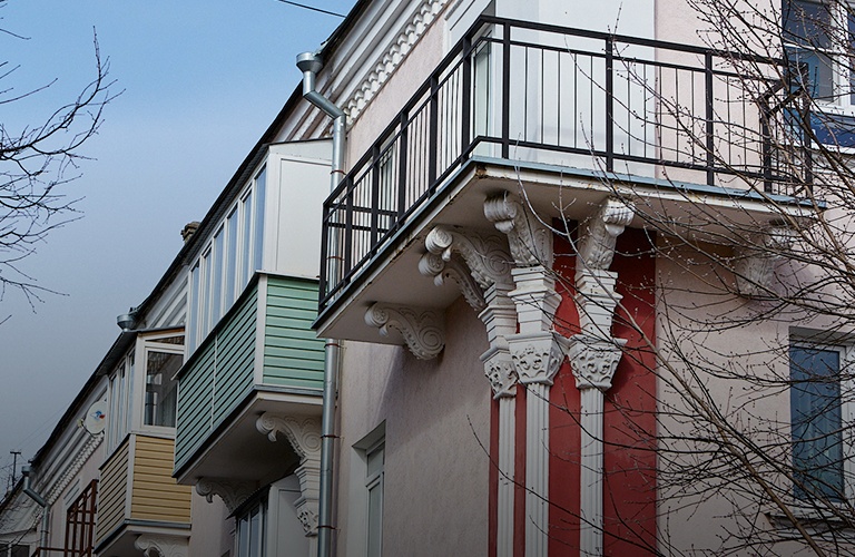 Французские, резные и с лепниной: обнаружены самые незаурядные балконы Владимира