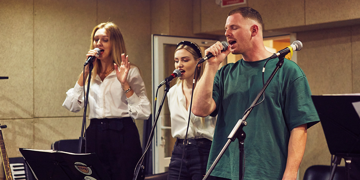 Живой звук, оркестр, молодые исполнители: репетиционное закулисье областного вокального конкурса