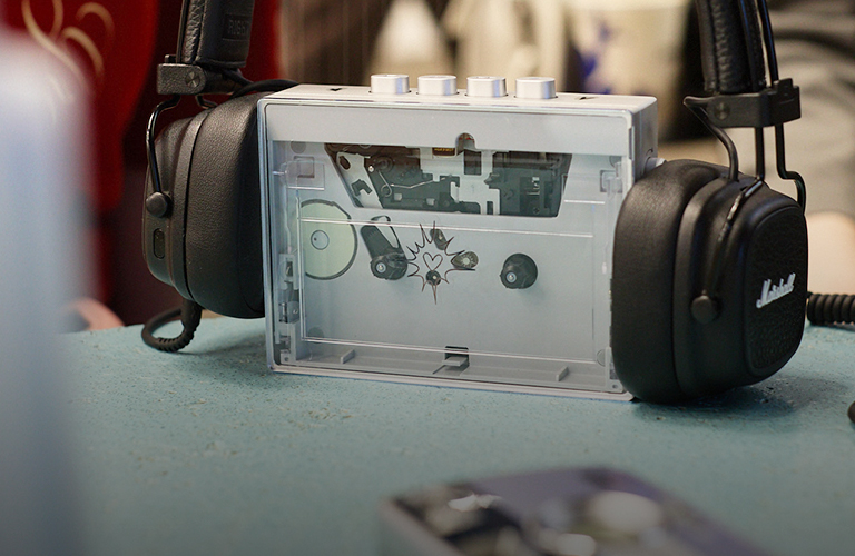 Тренд на ретро. Почему кассеты, пленка и проводные наушники снова в моде у зумеров?