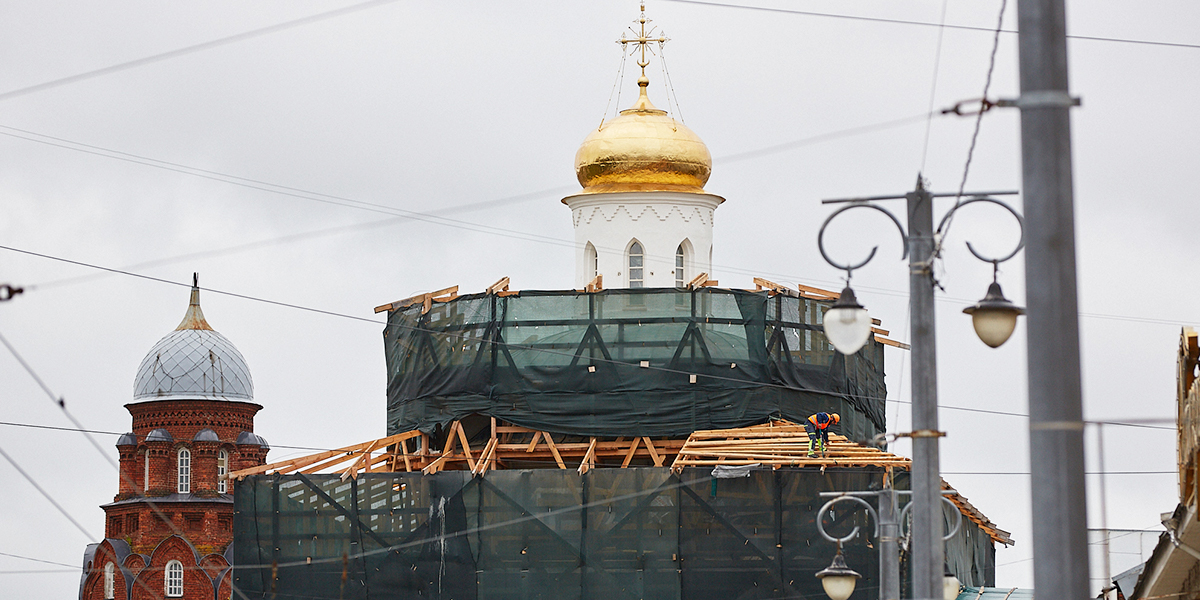 Луч света в темном царстве: купол Золотых ворот освободили от фасадной сетки