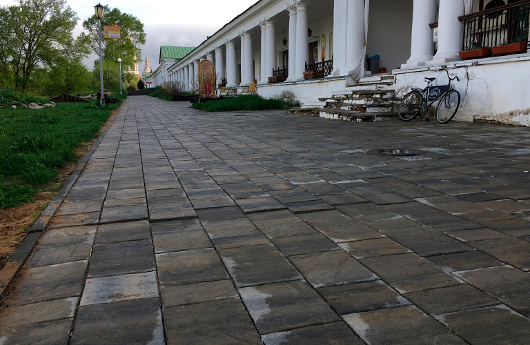 Перезарядка! В центре Суздаля ремонтируют плитку, положенную в 2019-м году