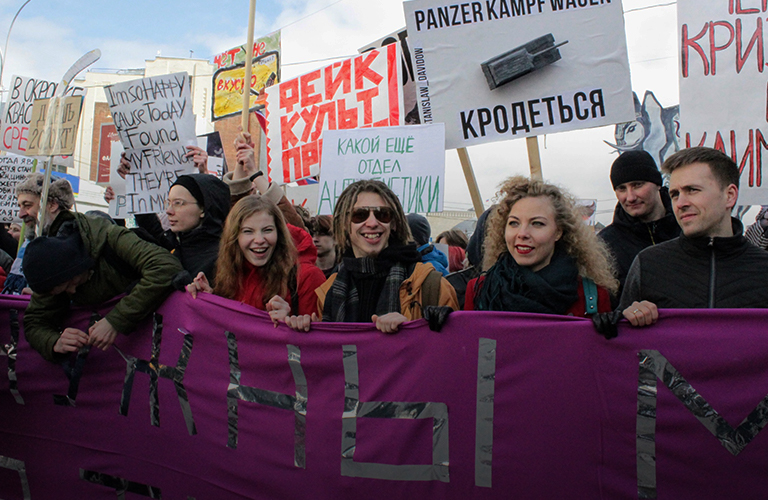 Первомайская «Монстрация» ироничных лозунгов и ее отец едут во Владимир