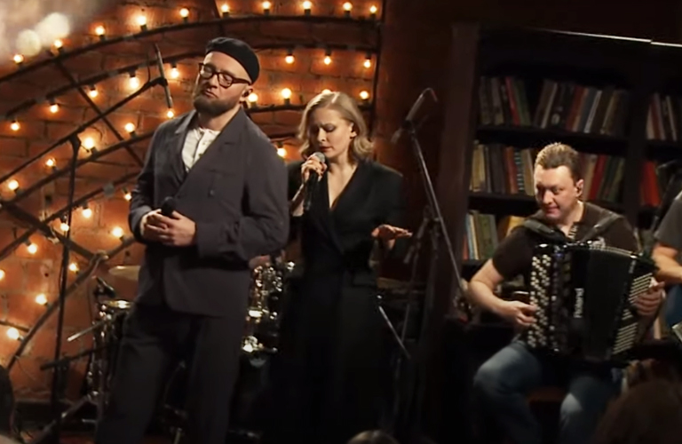 «Рекорд Оркестр» и актриса Юлия Пересильд исполнили песню на немецком языке