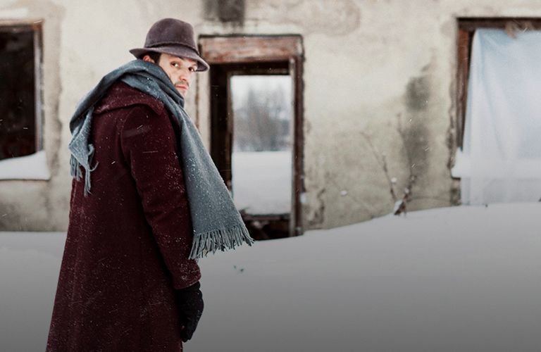 Фотоспектакль ТТ «Завод»: сон и явь у покинутого дома на суздальском поле