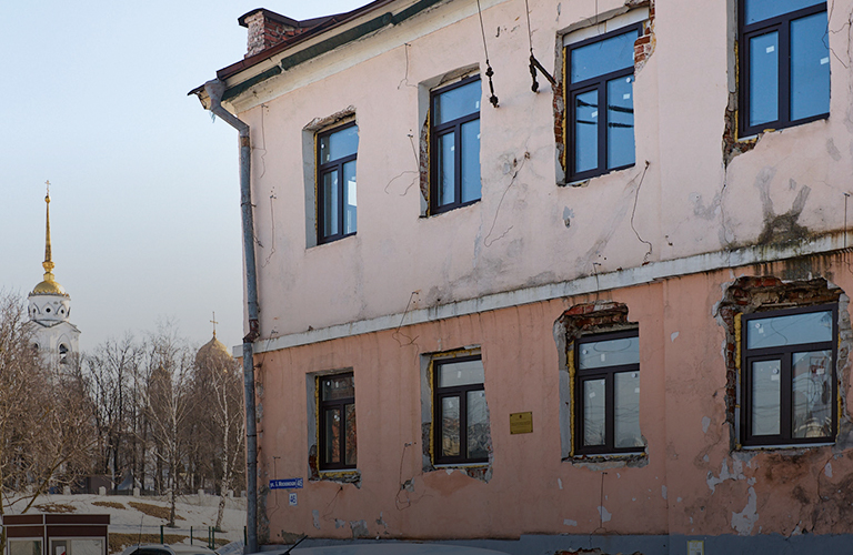 Аварийные фасады, смотровая в «заплатках» и другие неприглядные детали центра Владимира