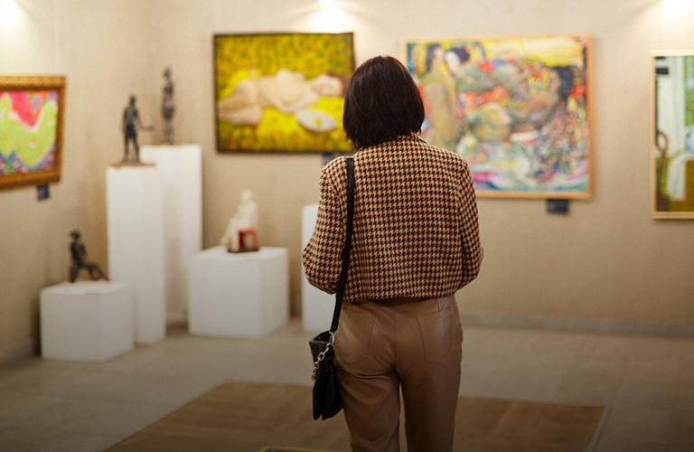 От поп-арта до «сурового стиля»: выставка работ в жанре ню «Без одежд»