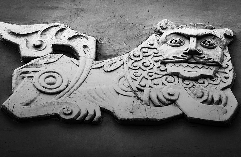 «Недовольный лев» в позолоте. Кастомные украшения ювелира Инги Макарон