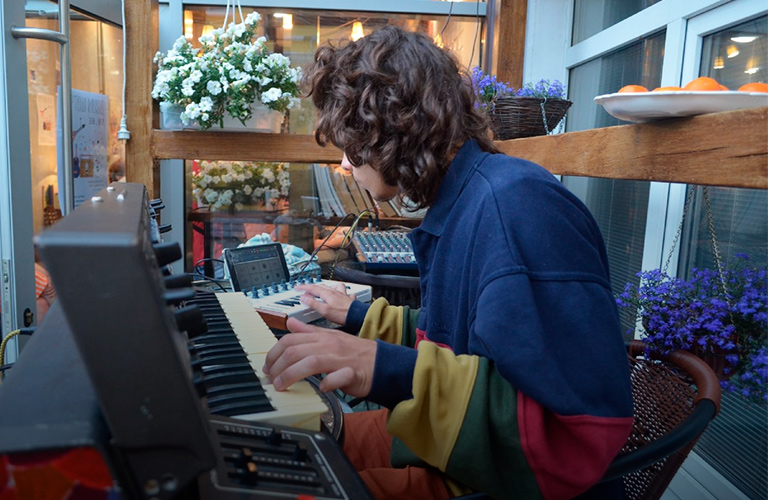 Владимирский электронщик выпустил трек и снял клип об изоляции