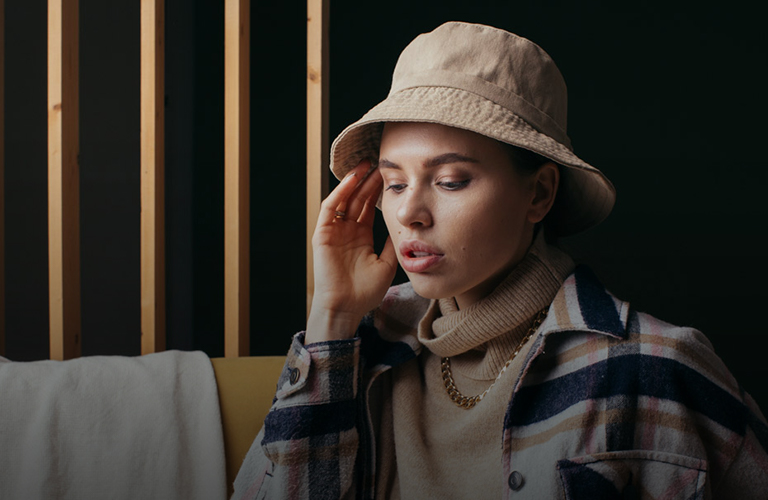 Молодая мама в озорной панаме. Аутфиты Лейсан Перовой на каждый день