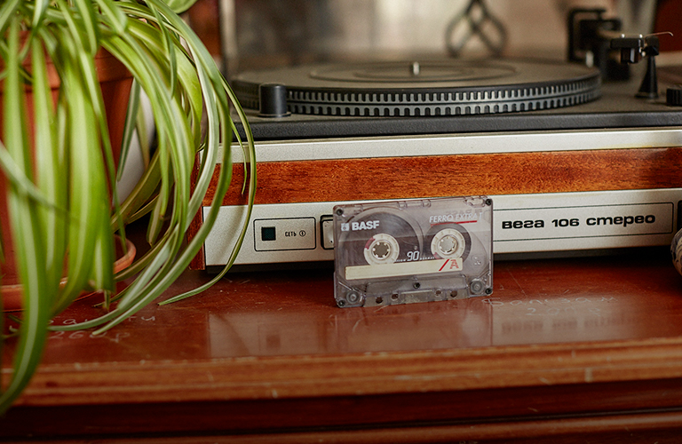 Фото на фоне ковра и танцы под Губина! Во Владимире вновь актуальны вечеринки в стиле 90-х