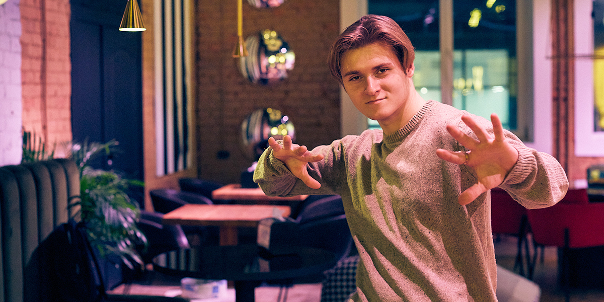 Превращение бумаги в деньги и левитация! Уличная магия от профессионального иллюзиониста