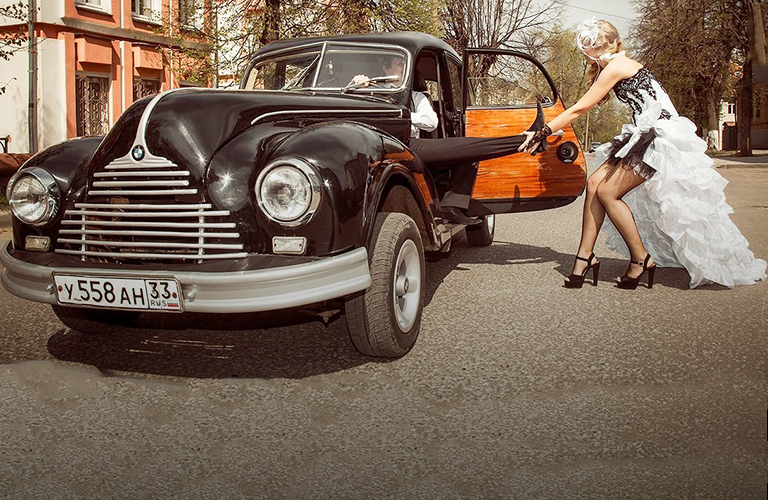 Розовый Cadillac на обочине, раритетный BMW на дороге и Lamborghini в кювете