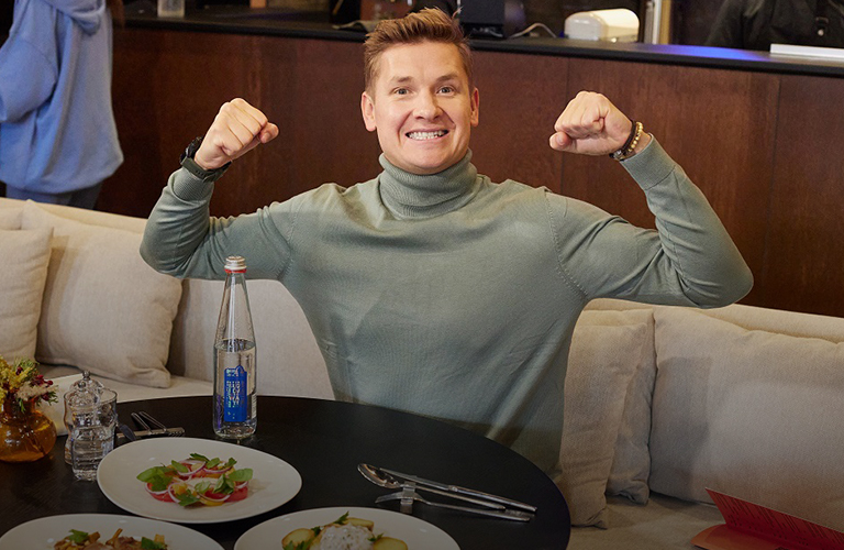 «Секси-эклер» на завтрак. Ведущий СТС Александр Белькович попробовал Владимир и Суздаль на вкус