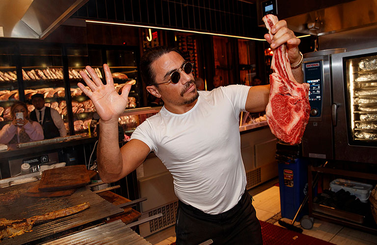 В гостях у виртуозного Salt Bae. Повар из мема покорил нашего бизнесмена