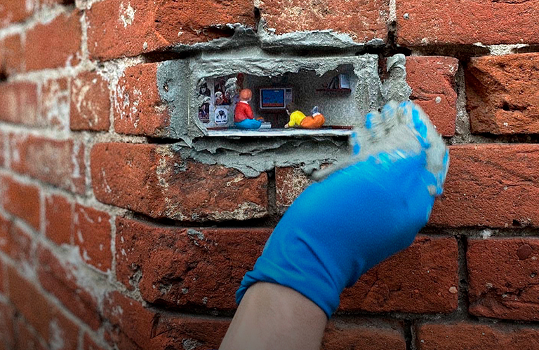 Мальчики с Dendy. Новые мини-инсталляции, замурованные в стенах владимирских домов