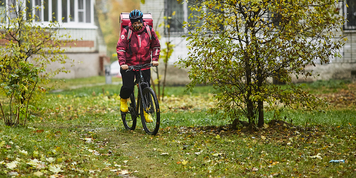 Один день из жизни художницы, которая утром пишет портреты, а вечером развозит продукты