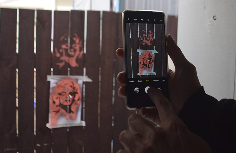 Монро, Дали и еще один «Брат»: новые граффити в стиле трафарет