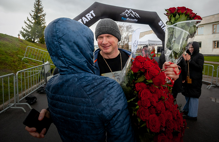 Звали замуж и дарили мамам цветы: самые яркие моменты суздальского полумарафона