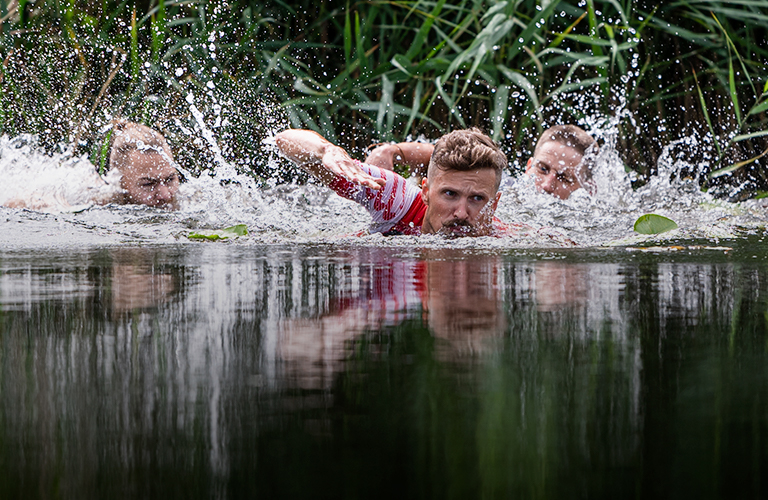 Вплавь, вброд, по грязи и отбиваясь от пчел. Владимирец победил в экстрим-забеге на GRUT-2023