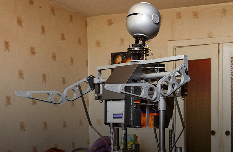 Владимирский инженер создал шагающего робота, который умеет подниматься по лестнице