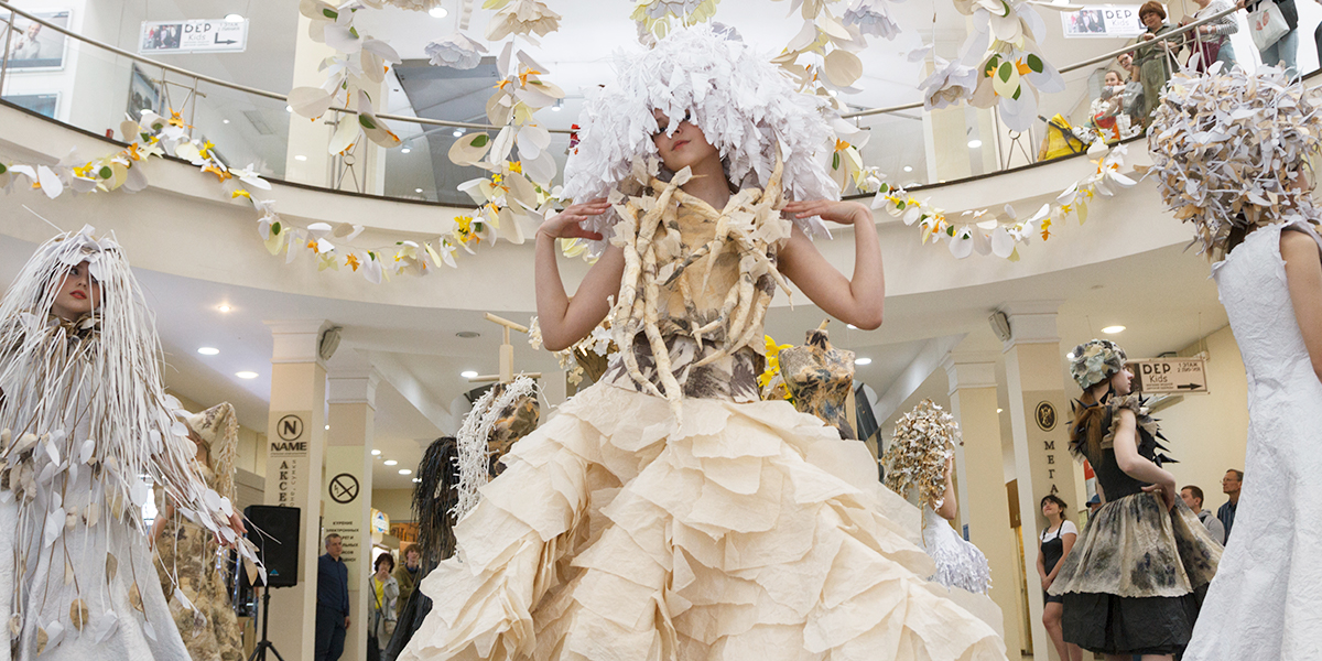 Порхали как нимфы! Выставку платьев из бумаги с экопринтами во Владимире открыл яркий показ коллекции