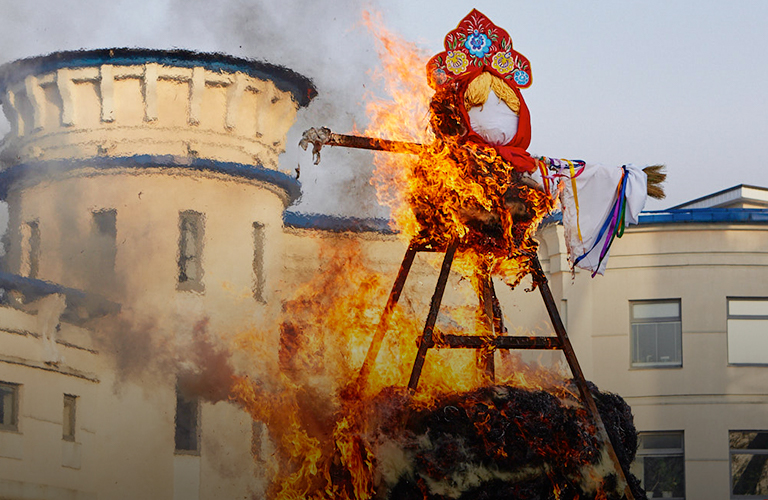 Пятиметровое чучело, огненное шоу и другие масленичные забавы во Владимире и Суздале