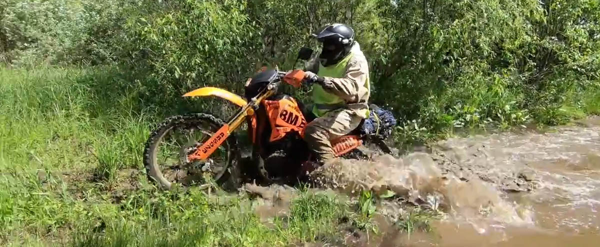 Вброд через реку и по насыпи узкоколейки: Дорога на Дюки