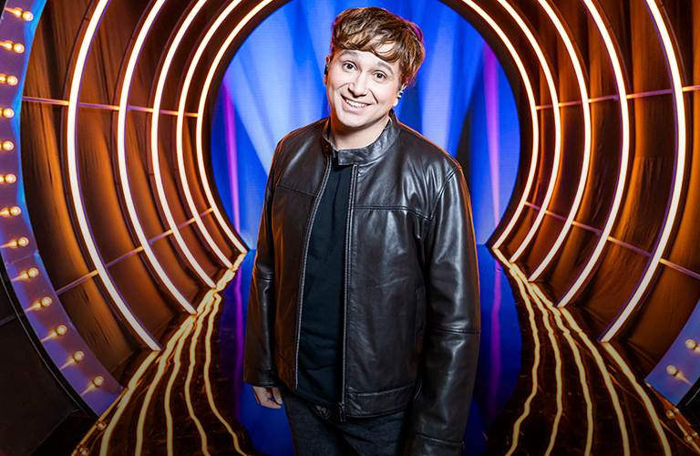 Певец из Коврова спародировал Андрея Губина на музыкальном шоу перевоплощений «Ярче звезд»