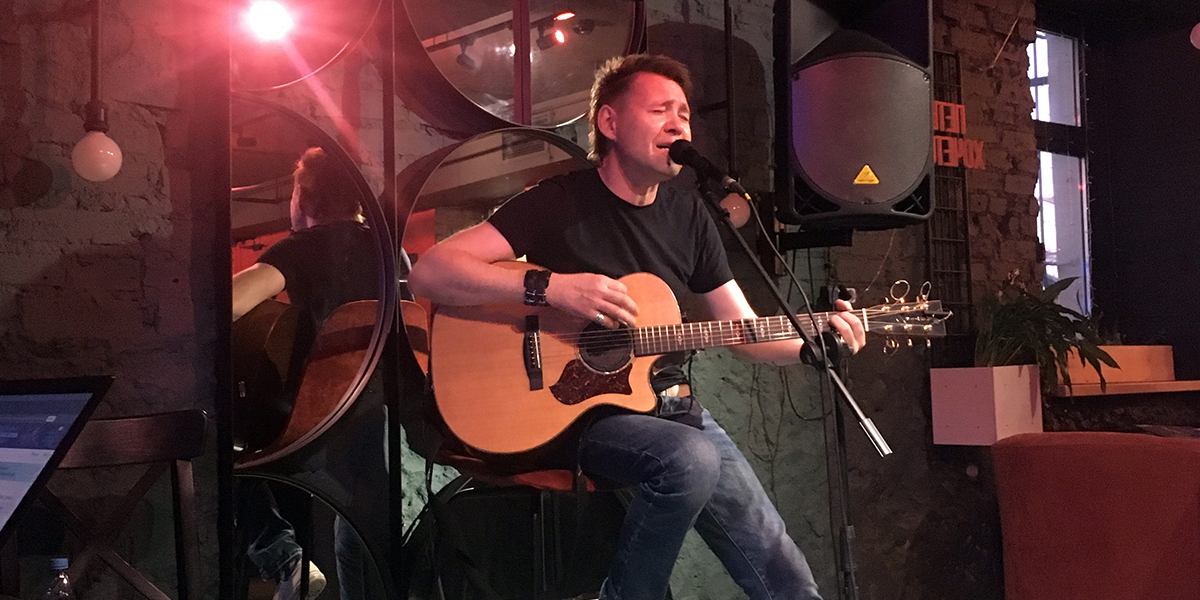 Немного акустического волшебства от лидера «Торбы-на-Круче»