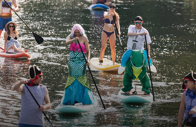 Заплыв в маскарадных костюмах и купальниках. В Суздале прошел первый сап-карнавал