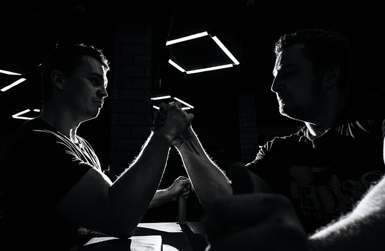 Сгибают штанги и скручивают гвозди: реалии владимирского армрестлинга