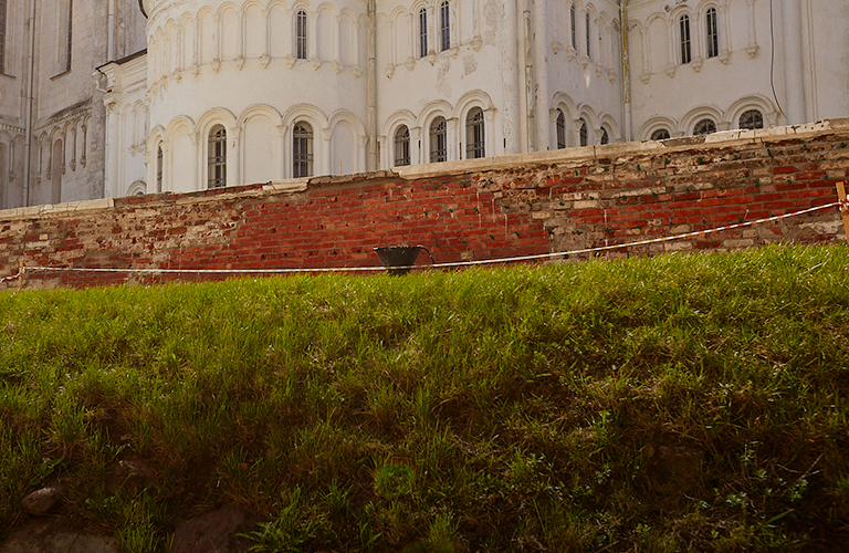 Реставрировать разрушающуюся ограду Успенского собора будут до октября