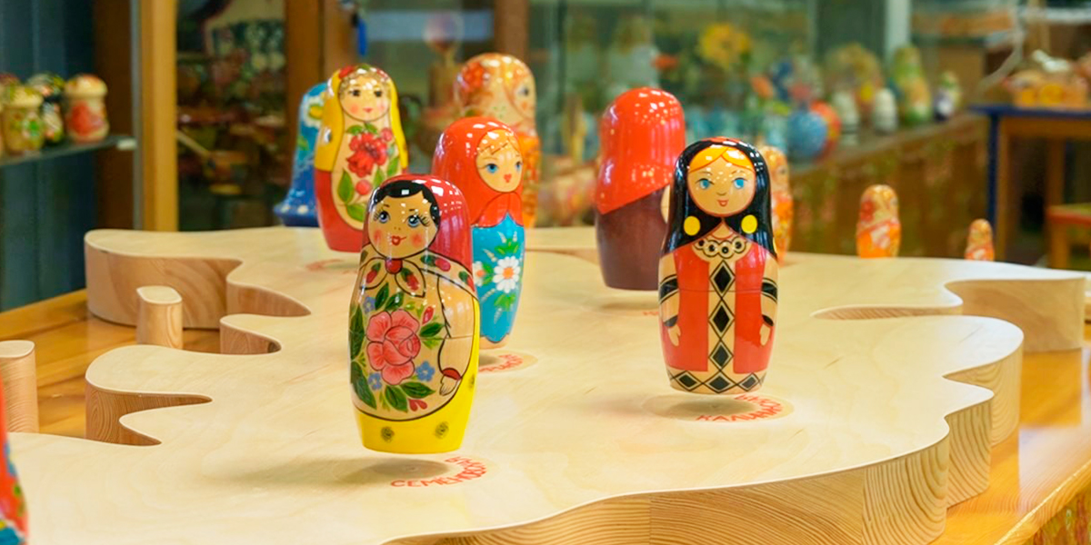 В Суздале изготовили матрешек, которые левитируют над картой России