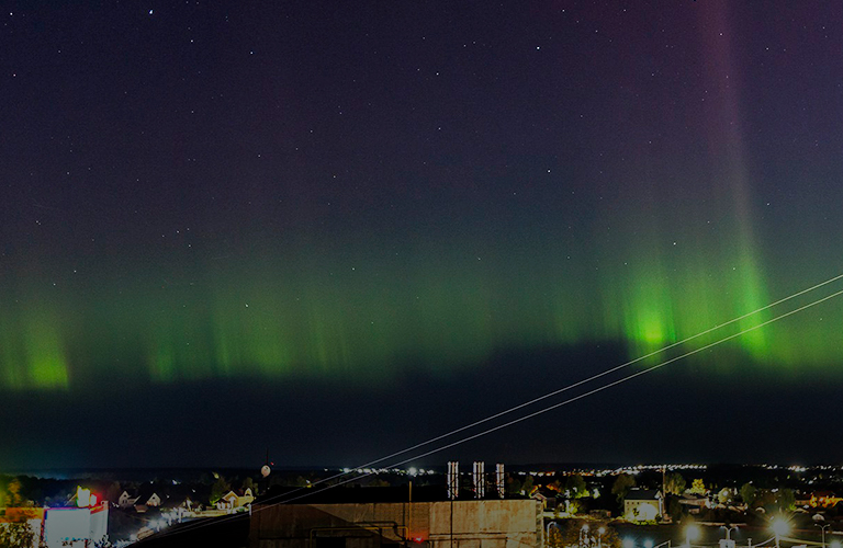 Спецэффекты ночного неба — горизонт Владимира раскрасило удивительно яркое полярное сияние