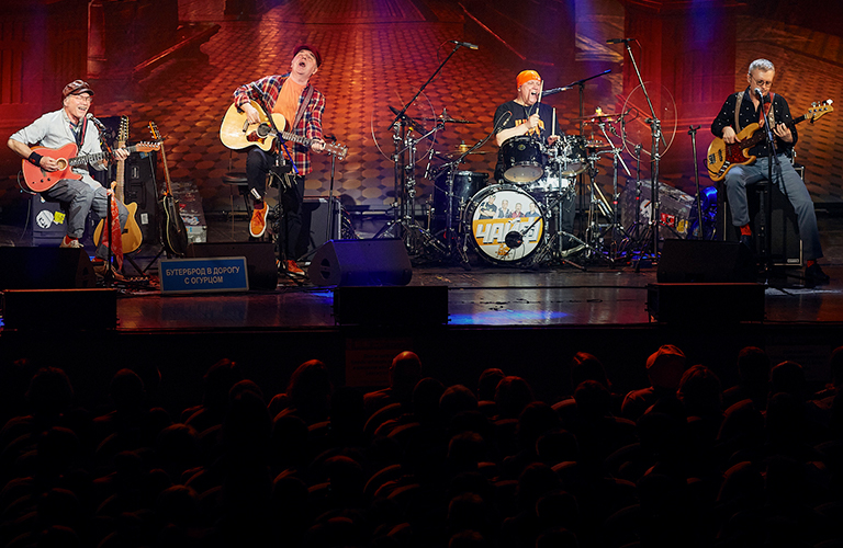 Зрители — попутчики, сцена как вокзал. Группа «Чайф» отыграла во Владимире «Внеплановый концерт»