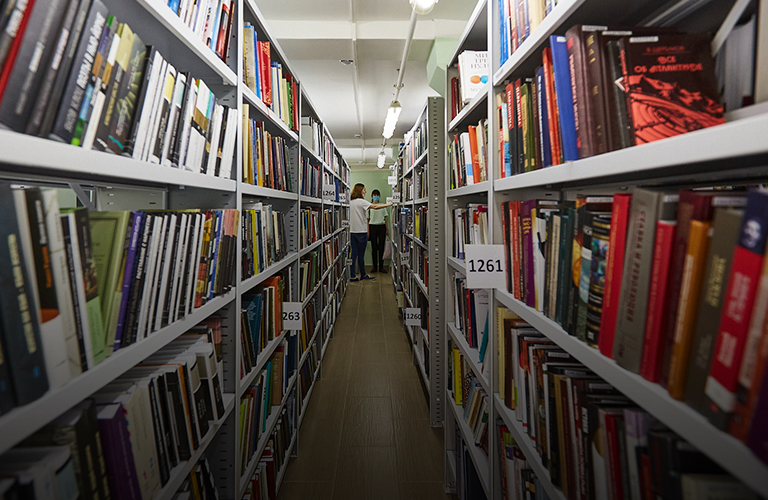 «День дублера»: владимирцы попробовали себя в роли работников Областной библиотеки